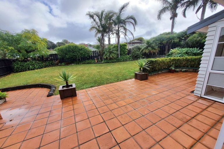 Photo of property in 3a Leiden Place, Totara Vale, Auckland, 0629