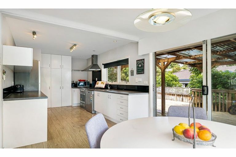 Photo of property in 12 Havelle Avenue, Titirangi, Auckland, 0604
