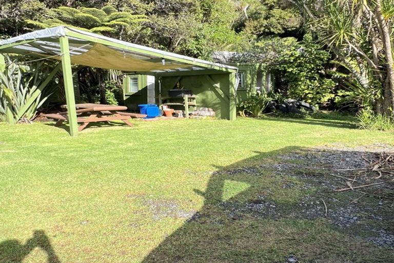 Photo of property in 89 Glenesk Road, Piha, New Lynn, 0772