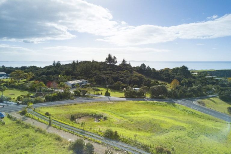 Photo of property in 2 Pekama Drive, Cable Bay, 0420