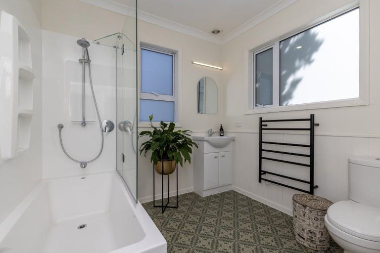 Photo of property in 11 Tiromoana Road, Raumati South, Paraparaumu, 5032