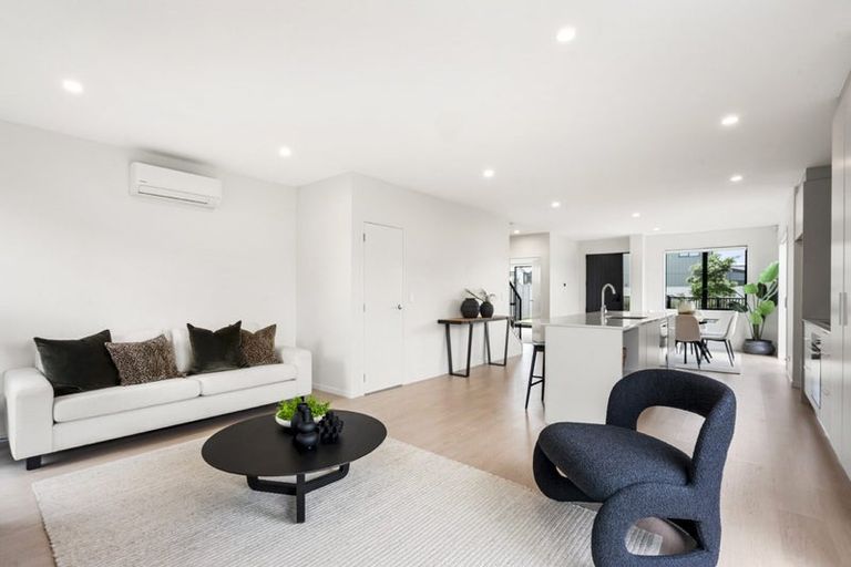 Photo of property in 32 Viridian Avenue, Rosehill, Papakura, 2113