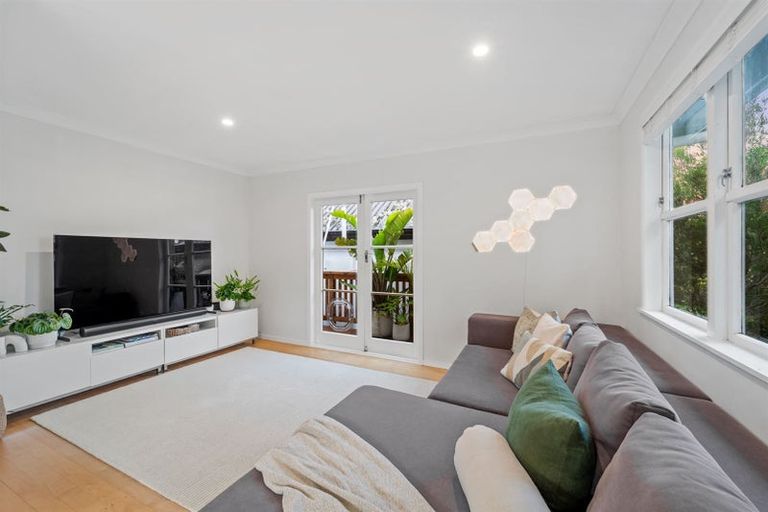 Photo of property in 1/17 Arosa Place, Forrest Hill, Auckland, 0620