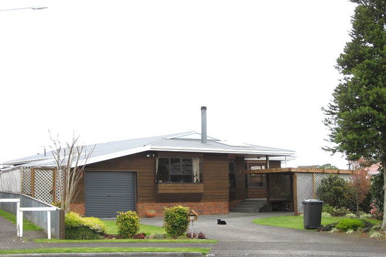 Photo of property in 12 Kennedy Place, Merrilands, New Plymouth, 4312