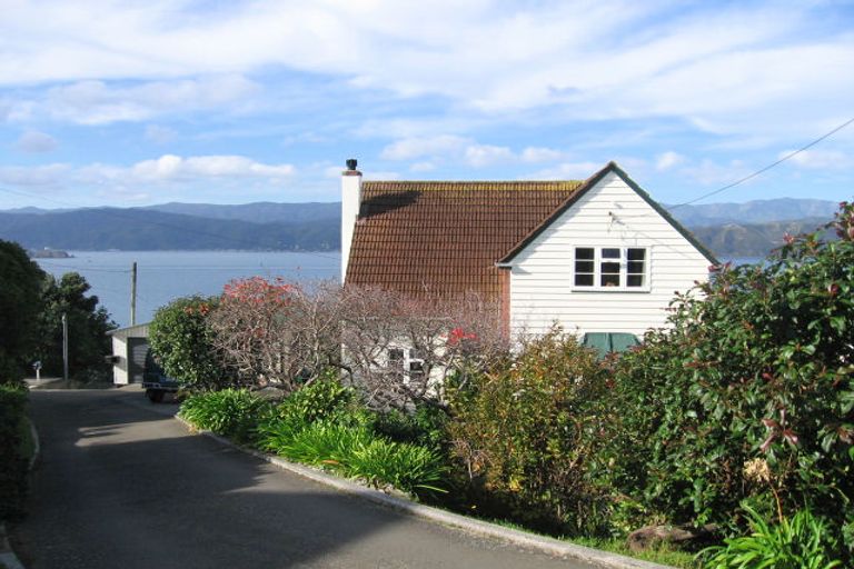 Photo of property in 2 Fortification Road, Karaka Bays, Wellington, 6022