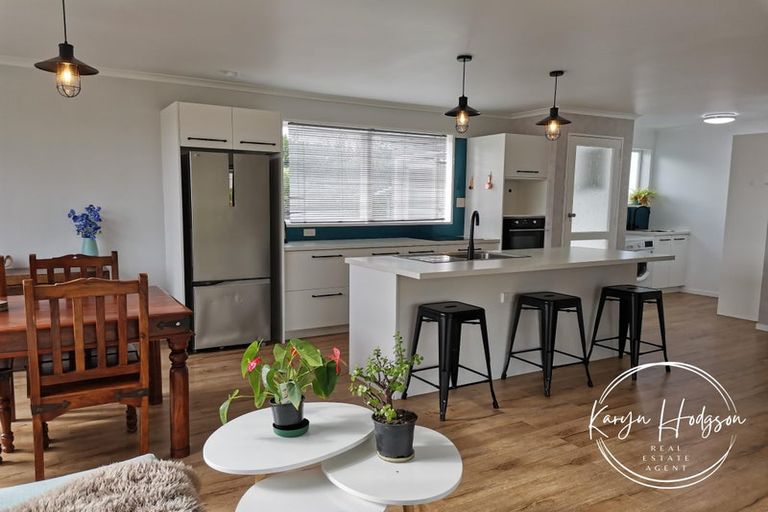 Photo of property in 9 Whaka Street, Maungaturoto, 0520