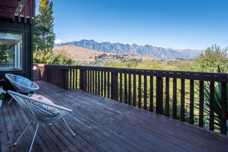 Photo of property in 16 Maxwell Place, Queenstown, 9300