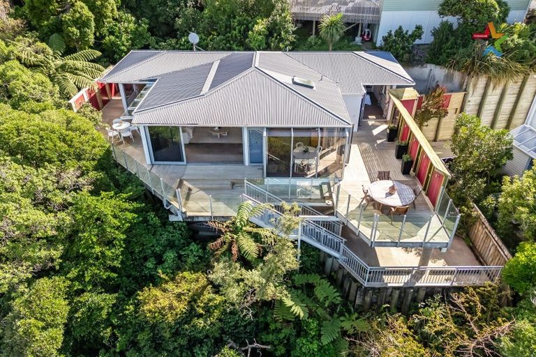 Photo of property in 26a Tai Paku Paku Road, Karaka Bays, Wellington, 6022