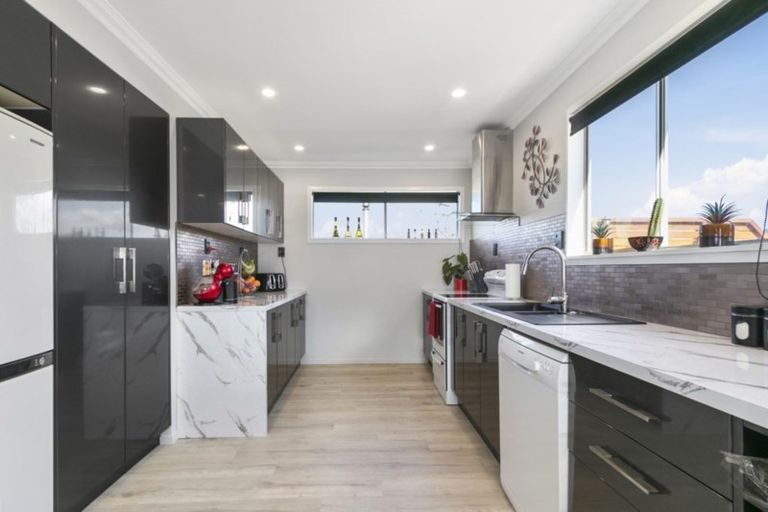 Photo of property in 15 Clematis Grove, Maungaraki, Lower Hutt, 5010