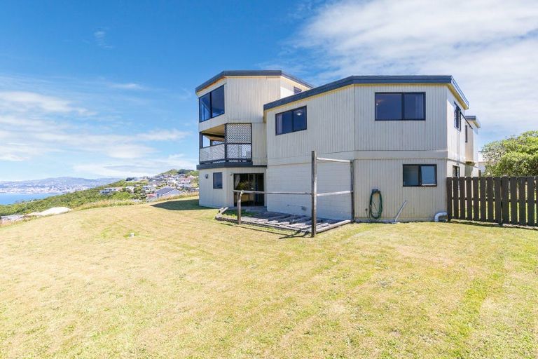 Photo of property in 20 Sunhaven Drive, Newlands, Wellington, 6037