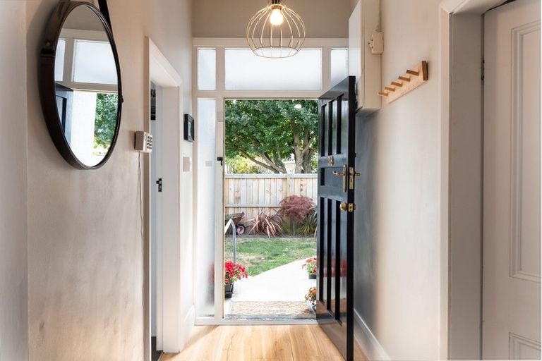 Photo of property in 38 Olliviers Road, Phillipstown, Christchurch, 8011