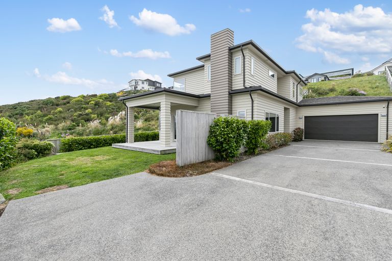 Photo of property in 15 Canary Way, Whitby, Porirua, 5024