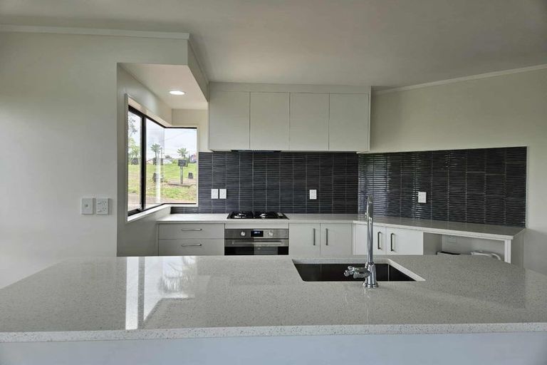 Photo of property in 58 Sunset Road, Unsworth Heights, Auckland, 0632