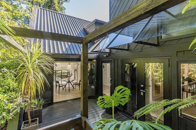 Photo of property in 43 Kohu Road, Titirangi, Auckland, 0604