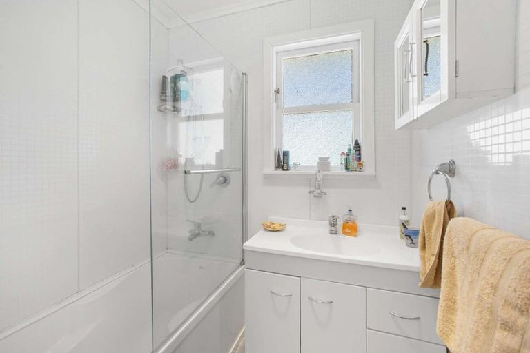 Photo of property in 24 Endeavour Street, Marfell, New Plymouth, 4310