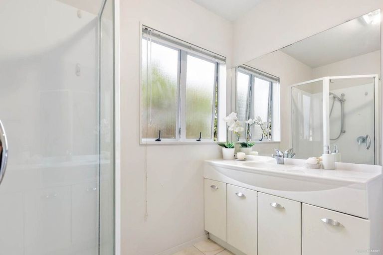 Photo of property in 2/190 Sunnynook Road, Totara Vale, Auckland, 0627