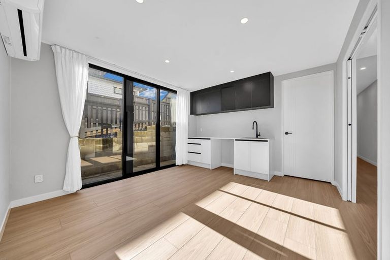 Photo of property in 28 Roxborough Place, East Tamaki Heights, Auckland, 2016