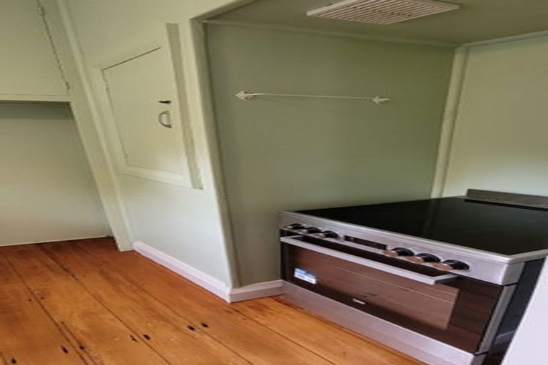 Photo of property in 32 Victoria Road, New Plymouth, 4310