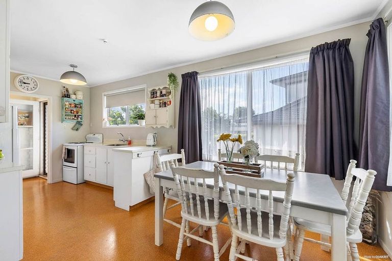 Photo of property in 30 Mirrabooka Avenue, Botany Downs, Auckland, 2010