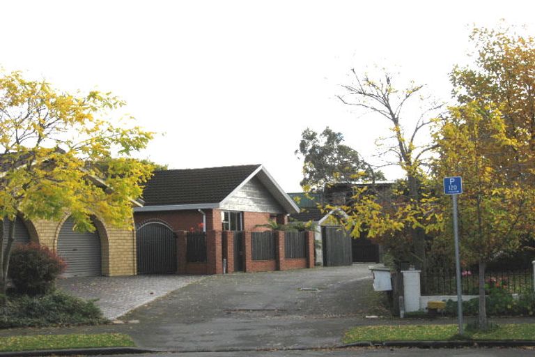 Photo of property in 2/24 Sawtell Place, Northcote, Christchurch, 8052