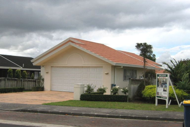 Photo of property in 8 Kerlin Crescent, West Harbour, Auckland, 0618