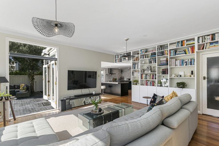 Photo of property in 130 Karori Road, Karori, Wellington, 6012