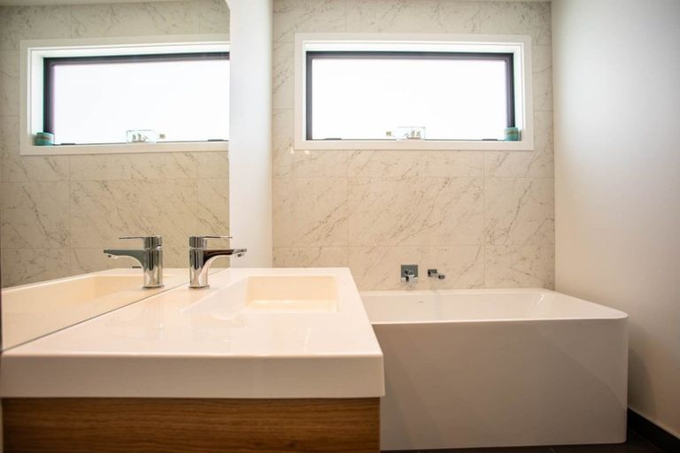 Photo of property in 31 Kirimoko Crescent, Wanaka, 9305