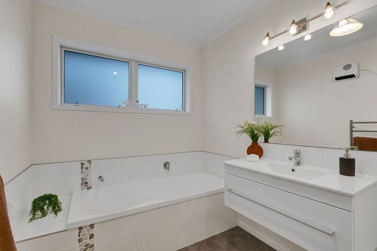 Photo of property in 6 Saint Andrews Parkway, Waiwhakaiho, New Plymouth, 4312