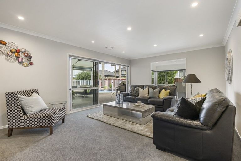 Photo of property in 21 Perotti Place, Conifer Grove, Takanini, 2112