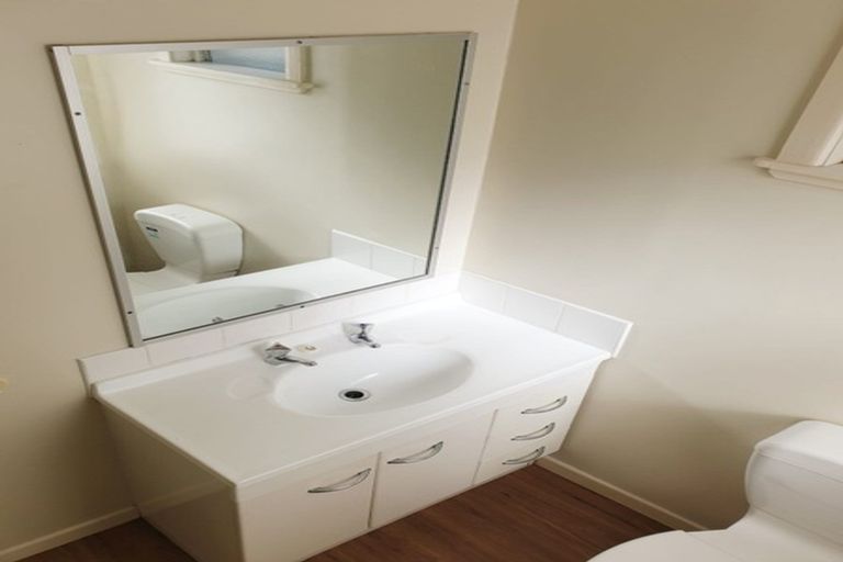 Photo of property in 1/64 Hogans Road, Glenfield, Auckland, 0629