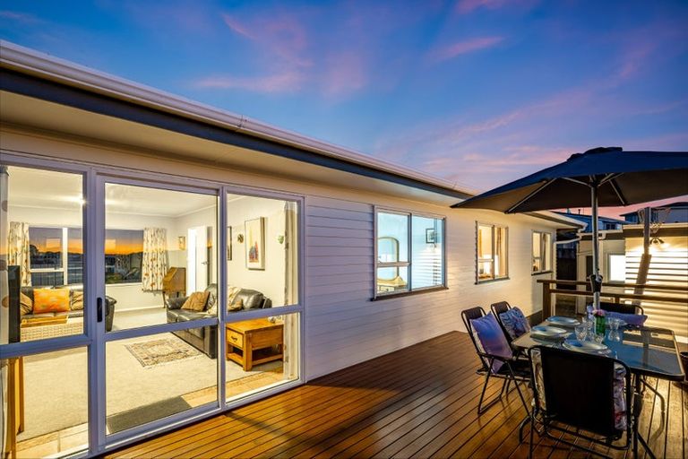 Photo of property in 131 Gloaming Hill, Titahi Bay, Porirua, 5022