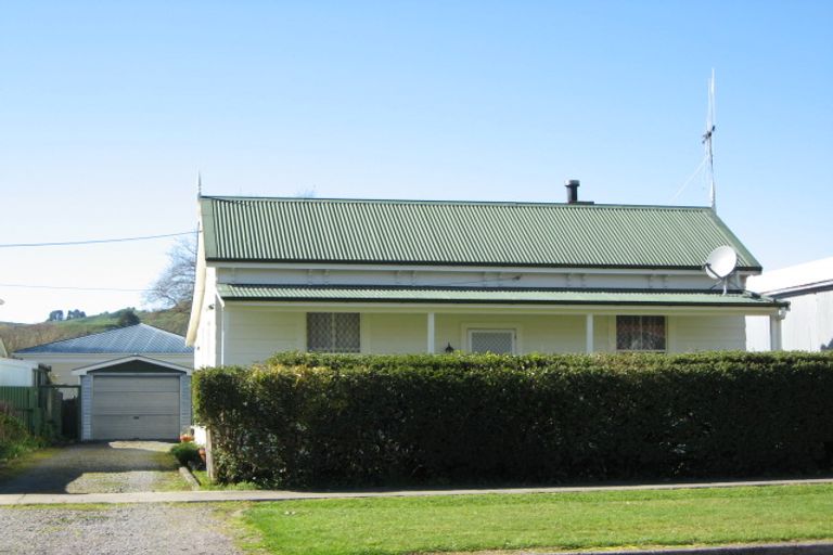 Photo of property in 38 Paraekaretu Street, Hunterville, 4730