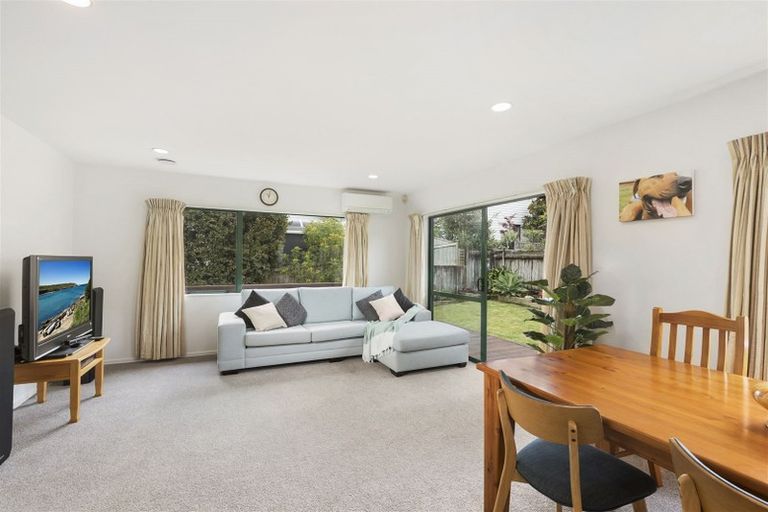 Photo of property in 1/8 Carrigans Close, Pinehill, Auckland, 0632