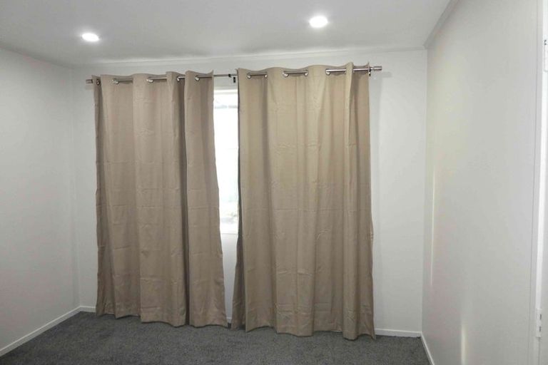 Photo of property in 35 Zita Maria Drive, Massey, Auckland, 0614