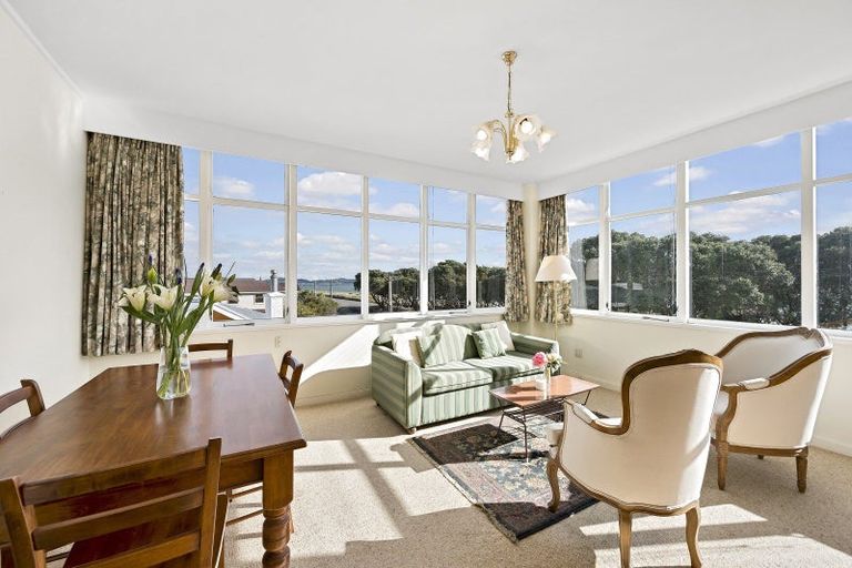 Photo of property in Rona House, 33 Rimu Street, Eastbourne, Lower Hutt, 5013