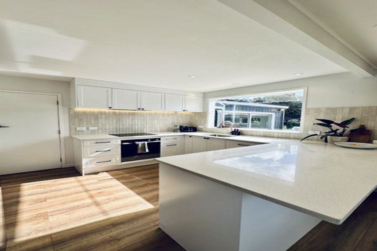 Photo of property in 8 John Dee Crescent, Red Beach, 0932