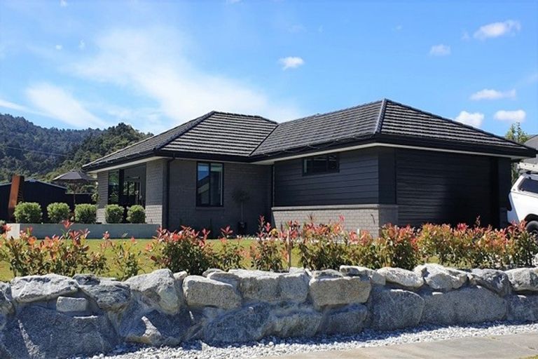 Photo of property in 17 Ridgeway Drive, Greymouth, 7805