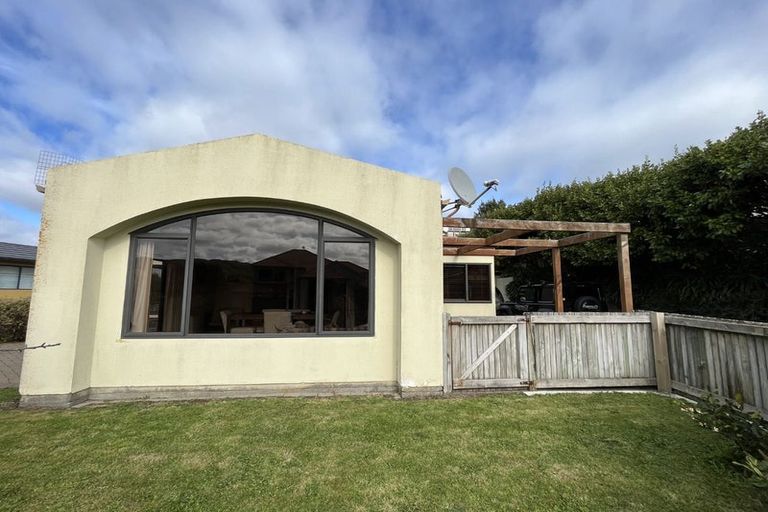 Photo of property in 18 Pendennis Point, Camborne, Porirua, 5026