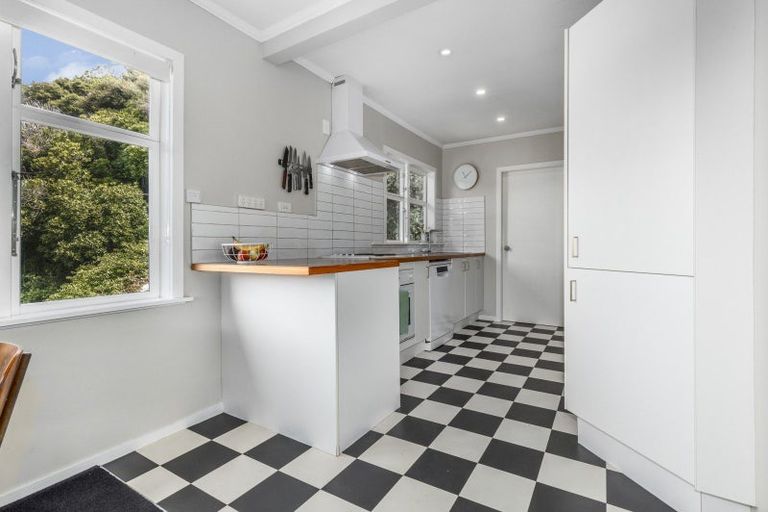 Photo of property in 31 Airlie Road, Plimmerton, Porirua, 5026