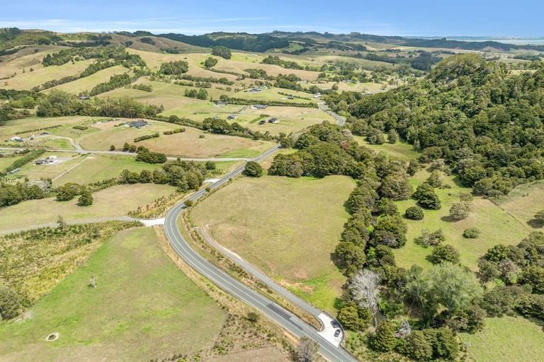 Photo of property in 645 West Coast Road, Oratia, Warkworth, 0604