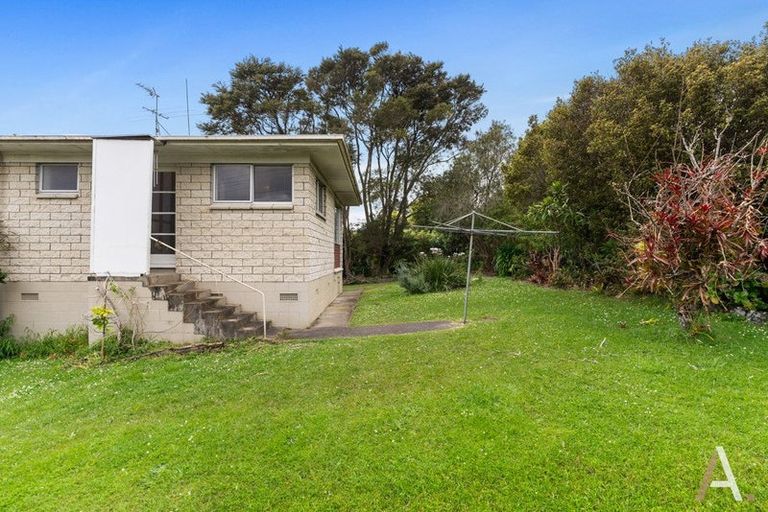 Photo of property in 2/70 Cliff View Drive, Green Bay, Auckland, 0604