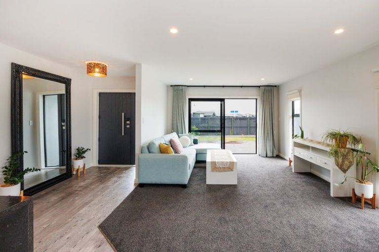 Photo of property in 30 Atlantic Drive, Fitzherbert, Palmerston North, 4410