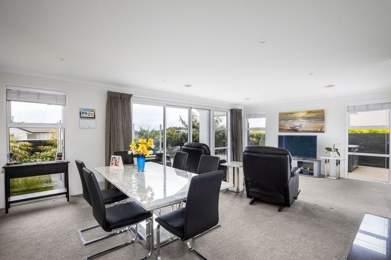 Photo of property in 1 Oakmont Crescent, Waiwhakaiho, New Plymouth, 4312