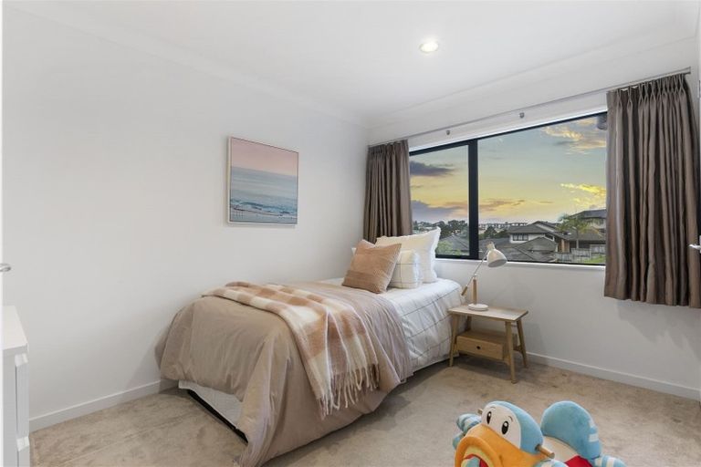 Photo of property in 31 Trotting Terrace, Fairview Heights, Auckland, 0632