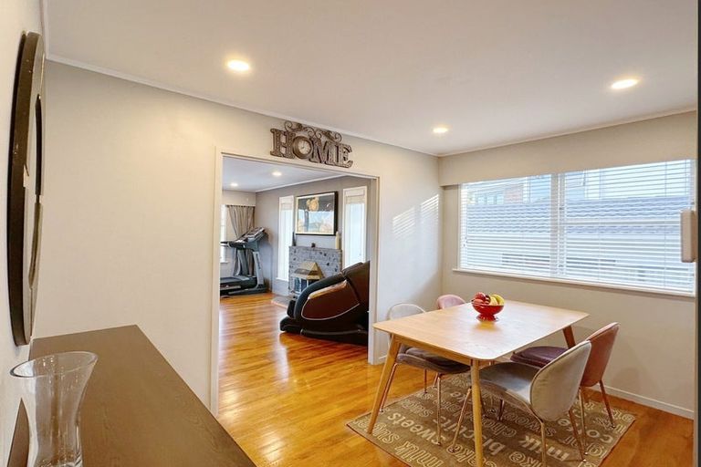 Photo of property in 32 Felgrove Street, Glendene, Auckland, 0602