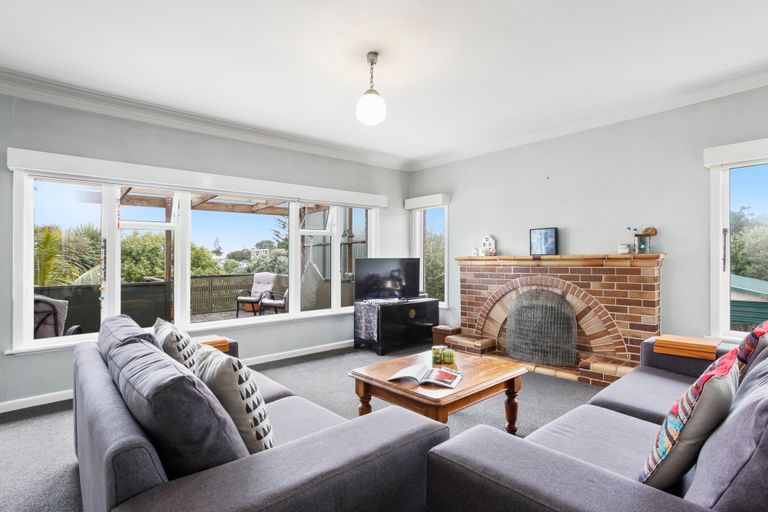 Photo of property in 32 Evans Road, Glen Eden, Auckland, 0602