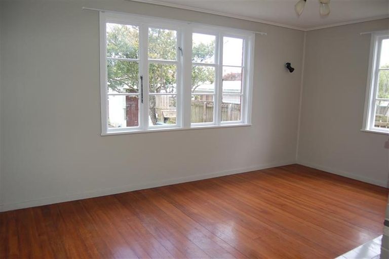 Photo of property in 3 Shearer Crescent, Naenae, Lower Hutt, 5011