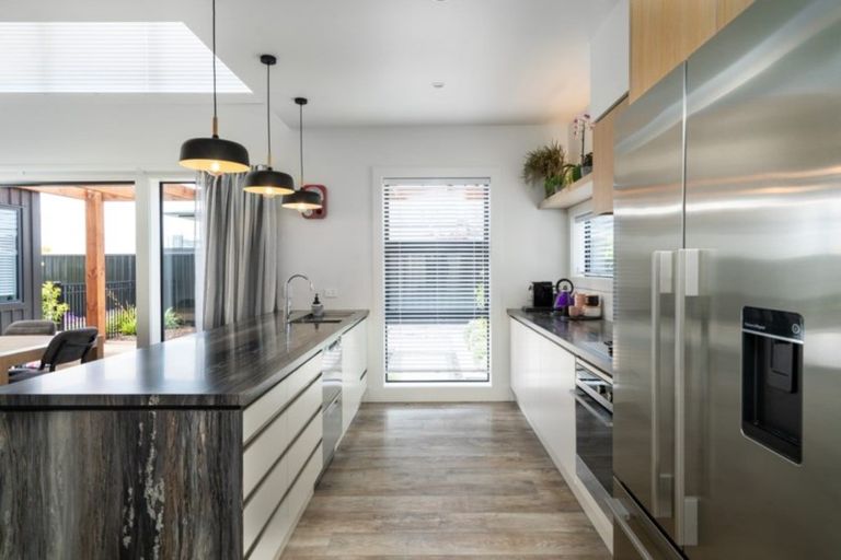 Photo of property in 18 Pukenamu Road, Rainbow Point, Taupo, 3330