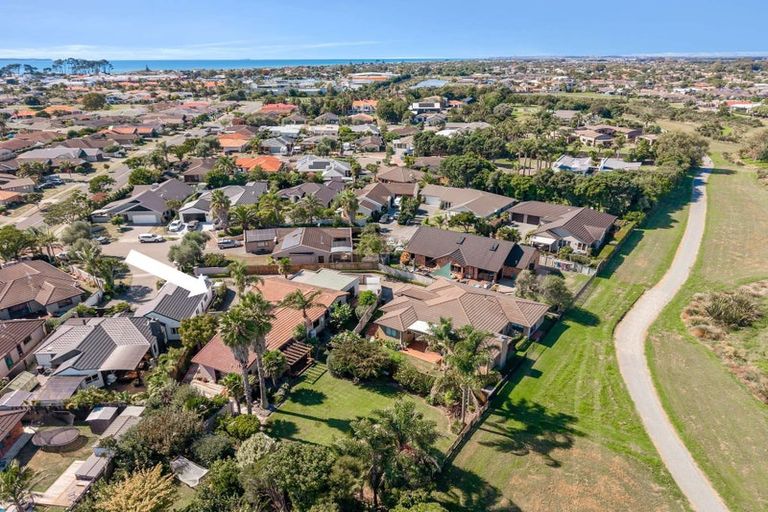 Photo of property in 8 Piha Close, Papamoa Beach, Papamoa, 3118