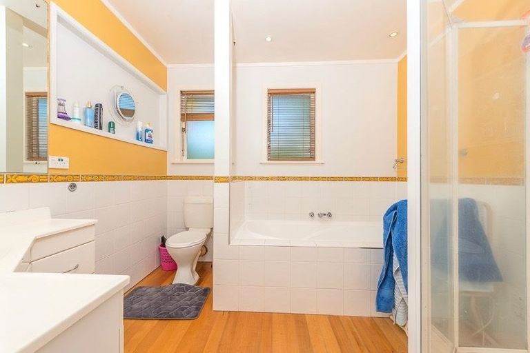 Photo of property in 50 Megan Avenue, Pakuranga Heights, Auckland, 2010